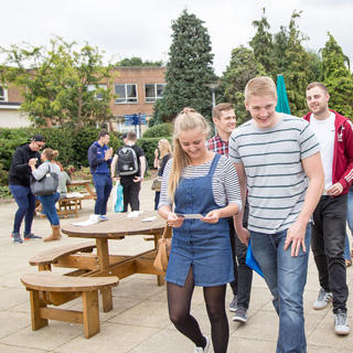welcome-week-students-outside-su-campaign-masonry